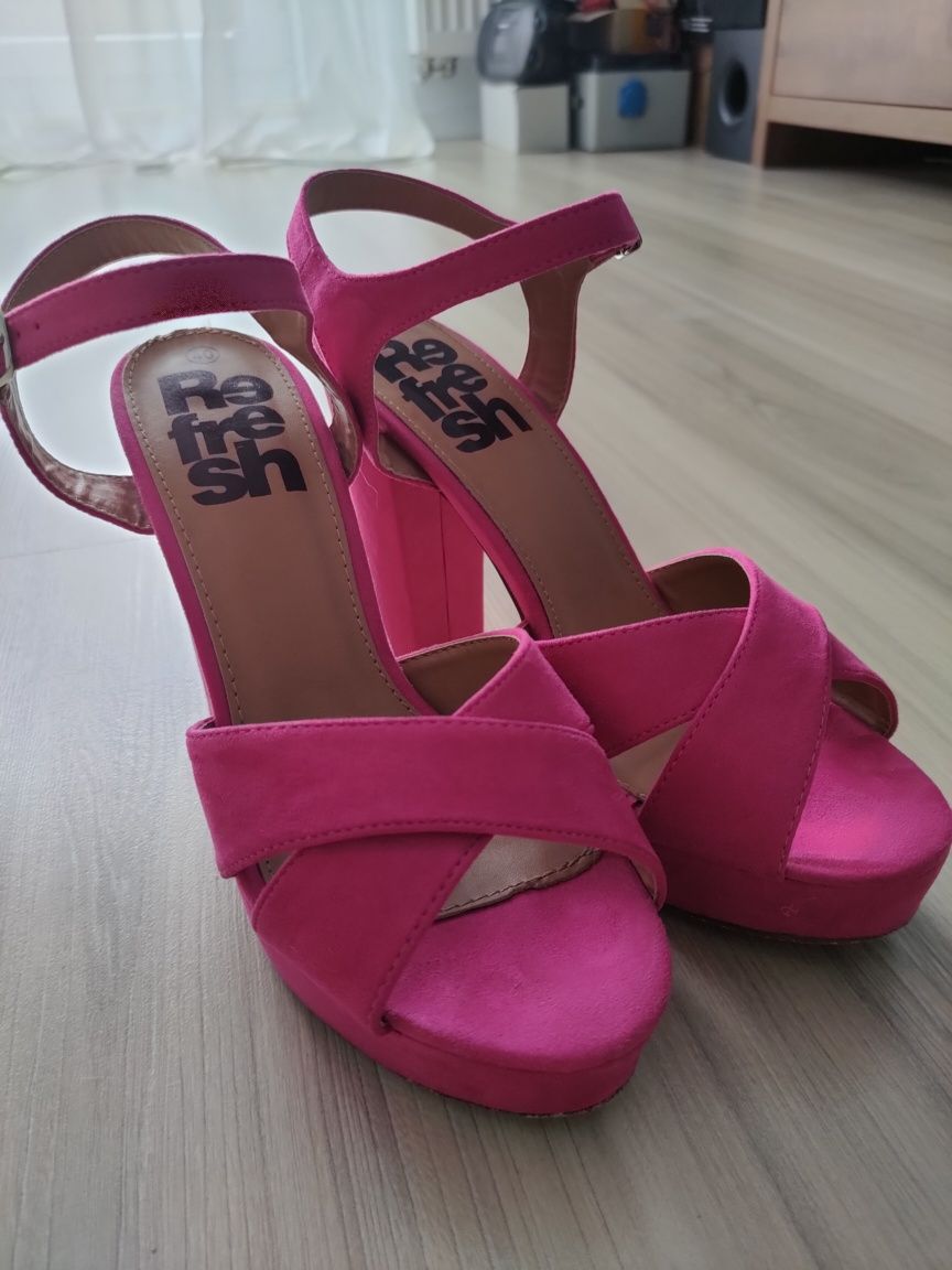 Buty na koturnie