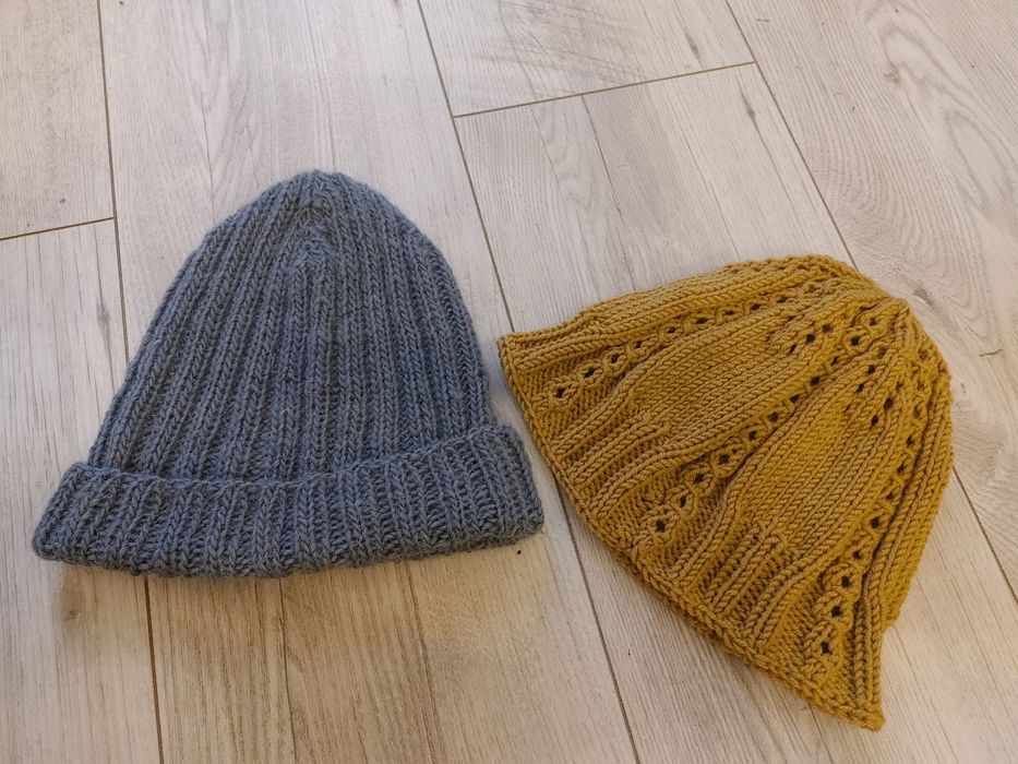 Dwie ciepłe czapki wykonane na drutach