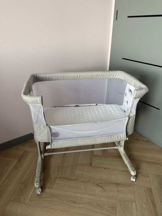 Lionelo Aurora Beige Sand dostawka do łóżka z akcesoriami