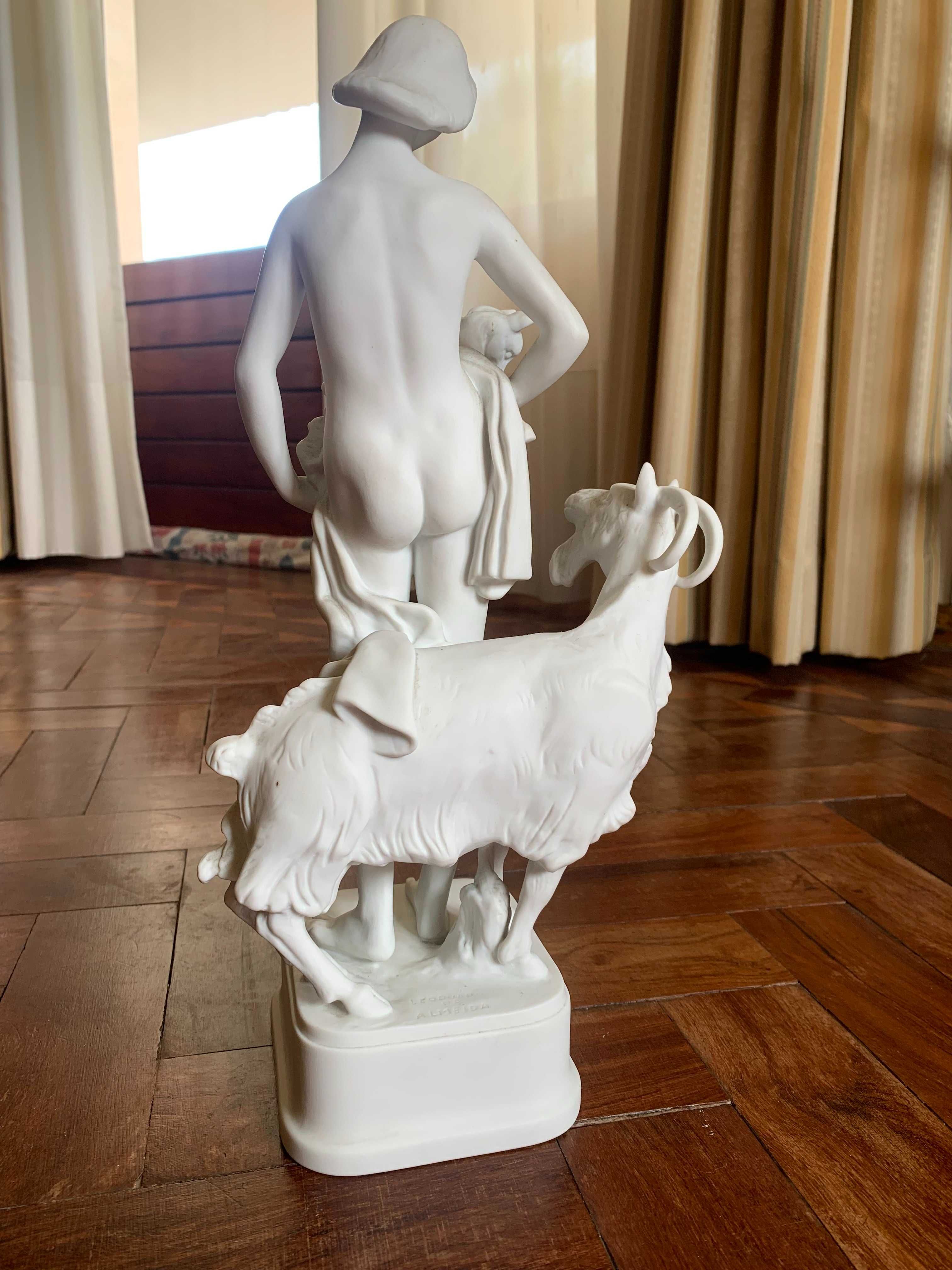 Escultura Vista Alegre by Leopoldo de Almeida