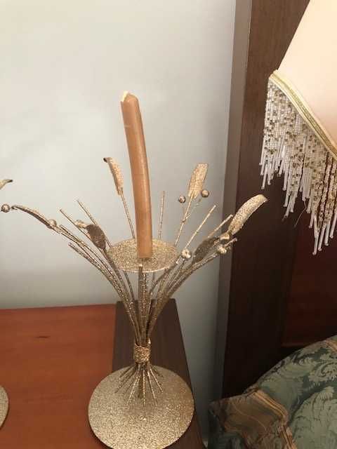 Castiçais decorativos em dourado com brilho