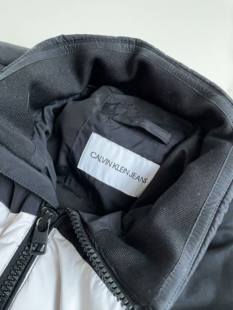 Czarna zimowa kurtka z dużym napisem Calvin Klein rozmiar XXL