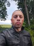 Вокаліст, гітаріст, автор пісень. Шукаю гурт в metal стилі.