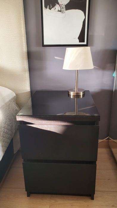 Mesa de cabeceira Malm com tampo vidro