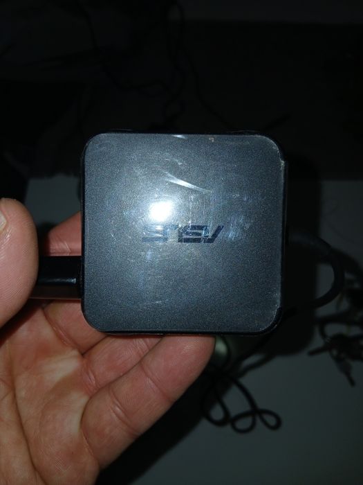 Vários Carregadores de pc portátil