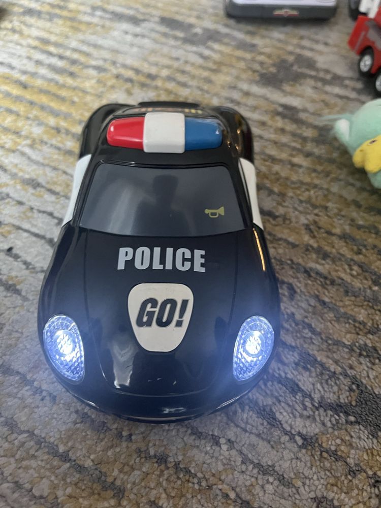 Zabawka pojazd policyjny dzwieki swiatla jedzi sam na przycisk