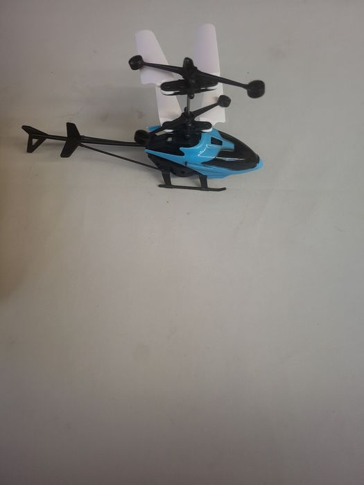 Helikopter latający sterowany ręką