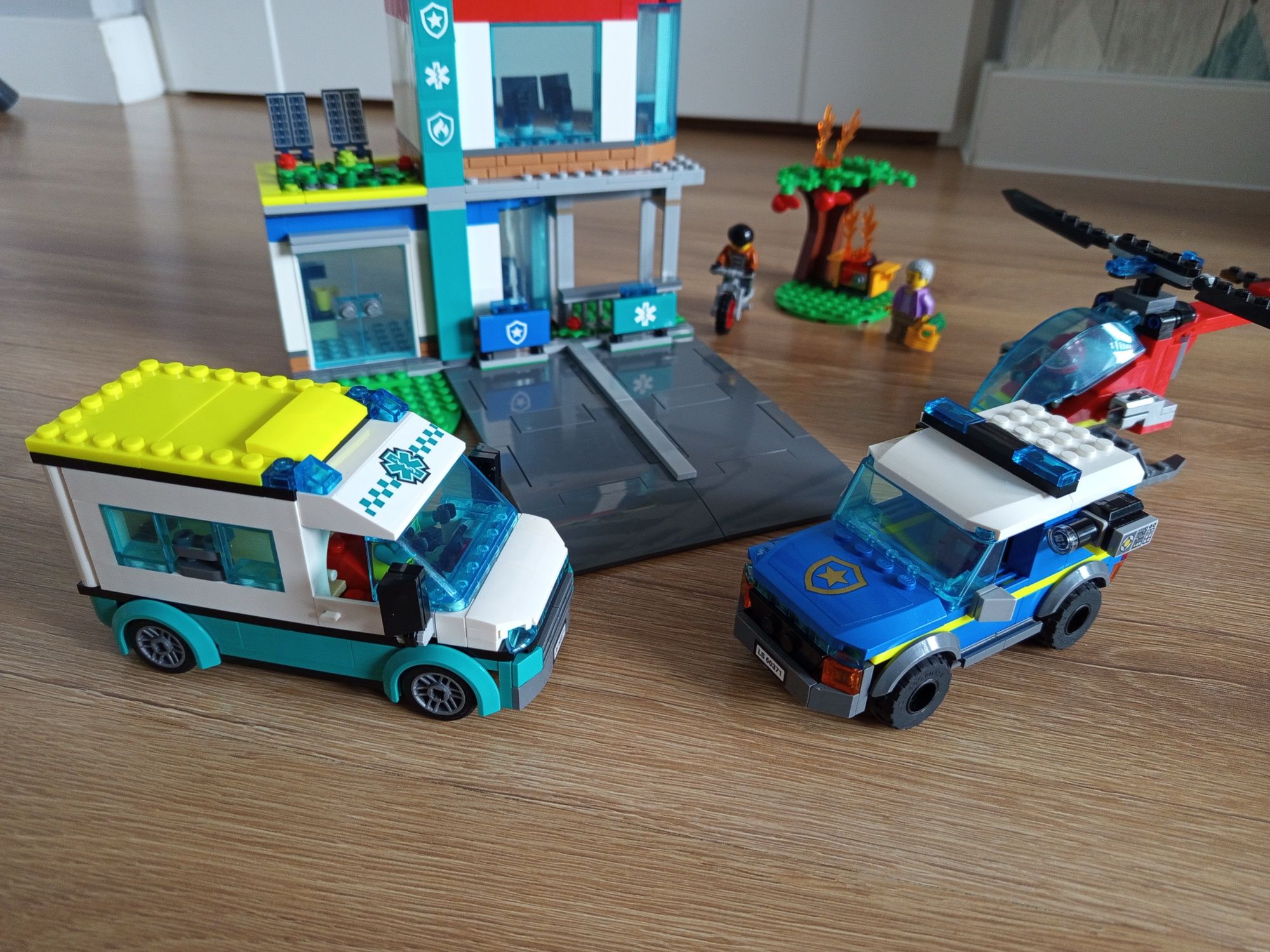 LEGO CITY Parking dla pojazdów uprzywilejowanych 60371