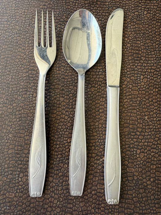 Faqueiro completo com caixa de arrumação - NUNCA FOI USADO