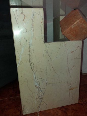 Mesa de Centro em pedra marmore e tampo de vidro