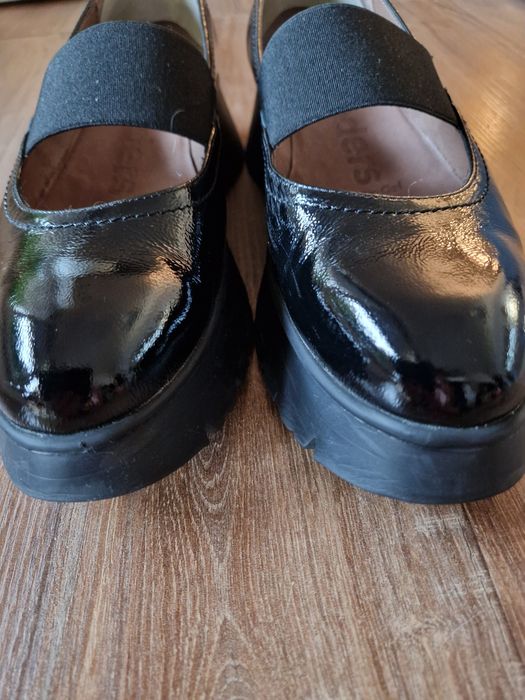Czarne skórzane lakierowane półbuty Wonders, r. 40