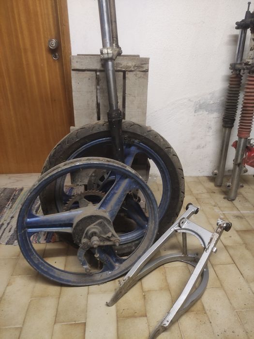 Yamaha DT 50 as peças, com dois motores, sem docs.