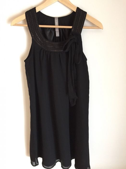 Vestido Leve Muito Elegante - Preto com Detalhes