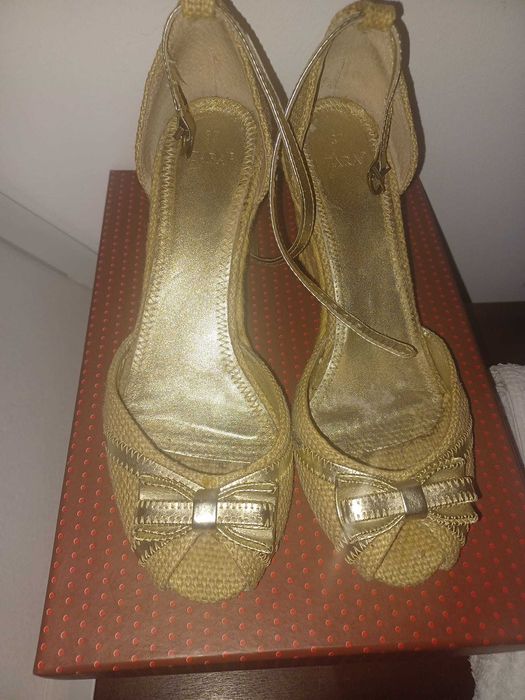 Sandalias douradas de cunha da Zara