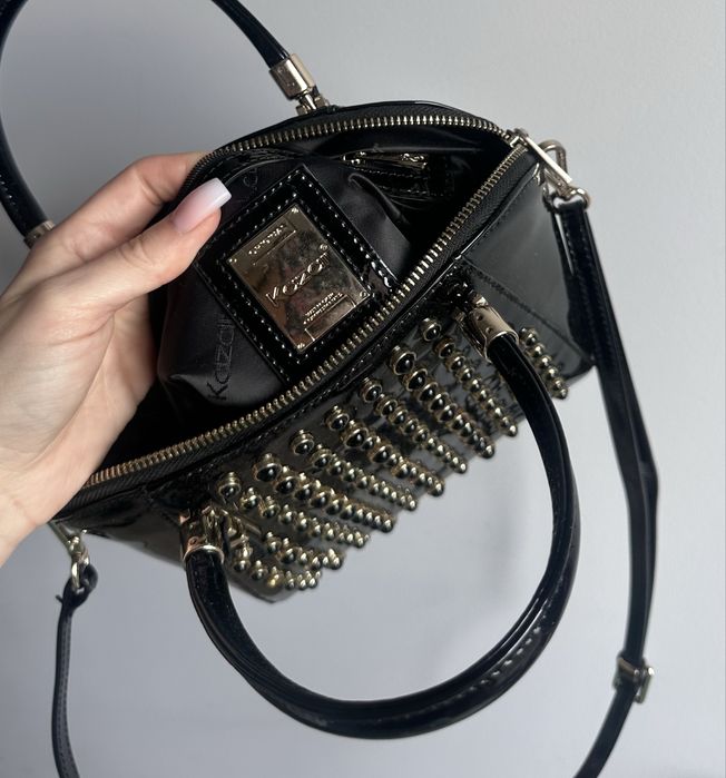 Skórzana lakierowana torebka z paskiem na ramię marka Kazar