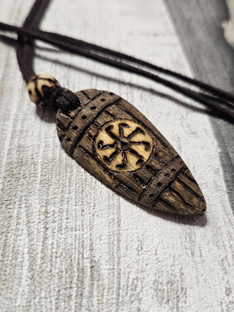 Drewniany wisior słowiański Swarożyc kołowrót tarcza talizman amulet