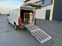 Volkswagen Transporter T6 2.0 TDI 150 DSG Sortimo ZABUDOWA WARSZTATOWA Rampa dla wózków inwalidzkich  Długi L2H1 / RAMPA podjazdowa dla WÓZKÓW / Zabudowa Sortimo / imadło