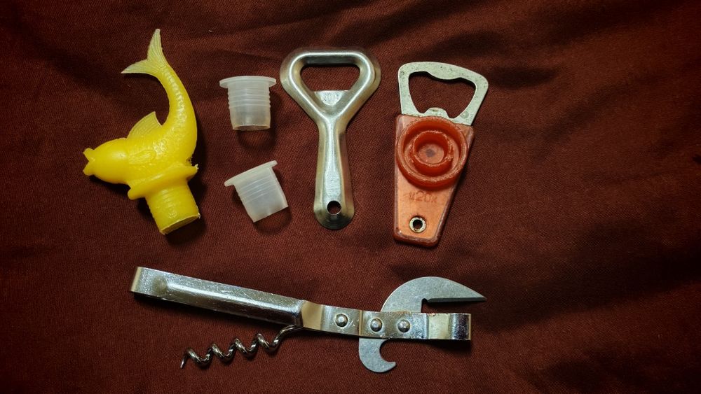 Открывашка, лейка, ключ консервный, штопор