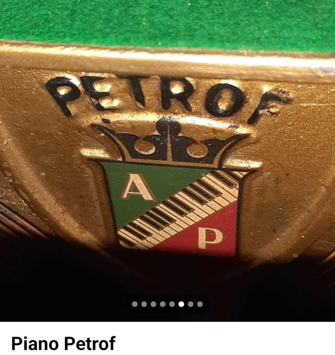 Piano Petrof em preto brilhante