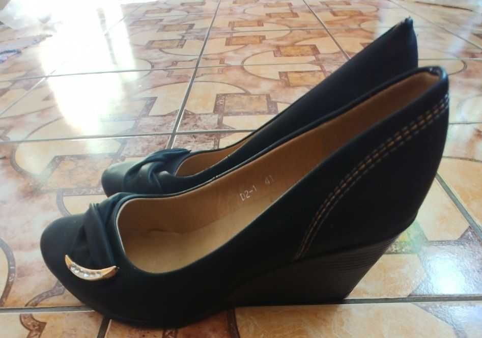 Туфлі на танкетці 41 розмір Нові