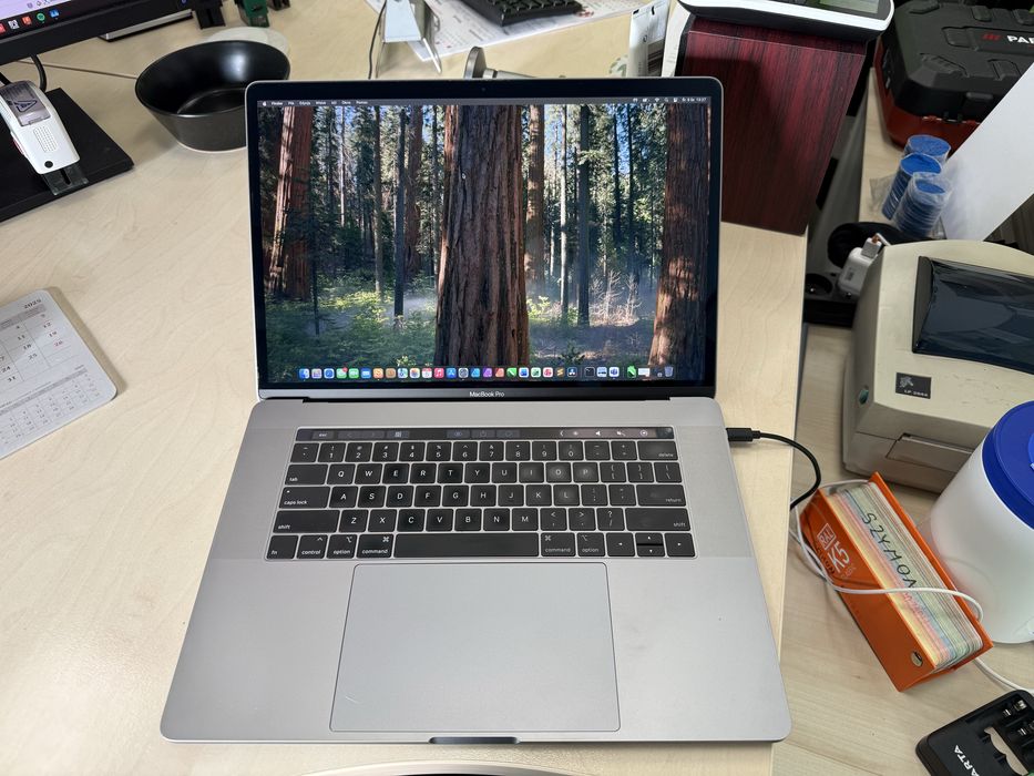 Macbook Pro A1990 i9 32GB 512 SSD Radeon