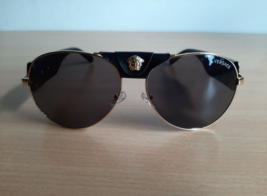 VERSACE okulary przeciwsłoneczne unisex czarne, element ekoskóry