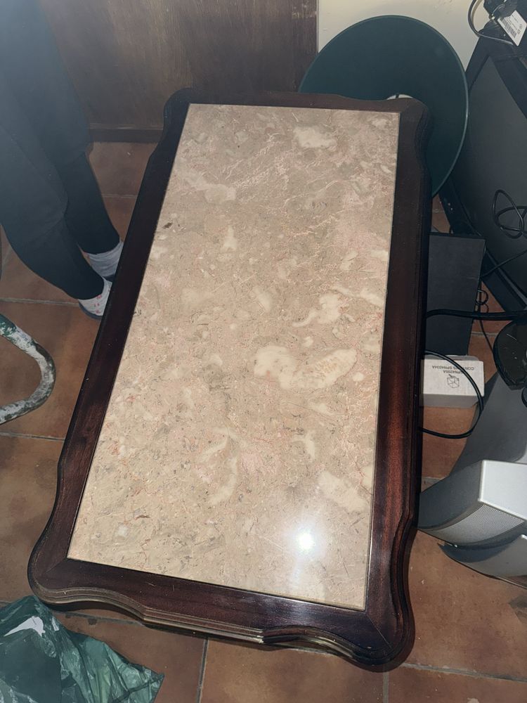 Mesa de Centro com tampo em pedra
