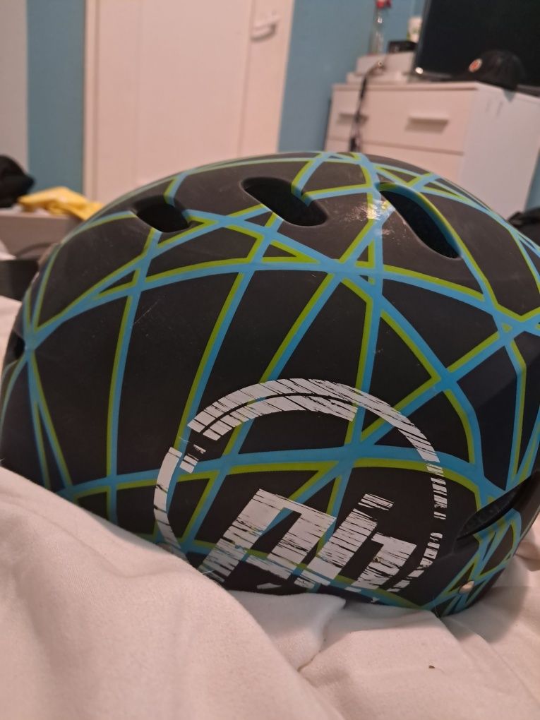 Kask scooter z wlepą scootive