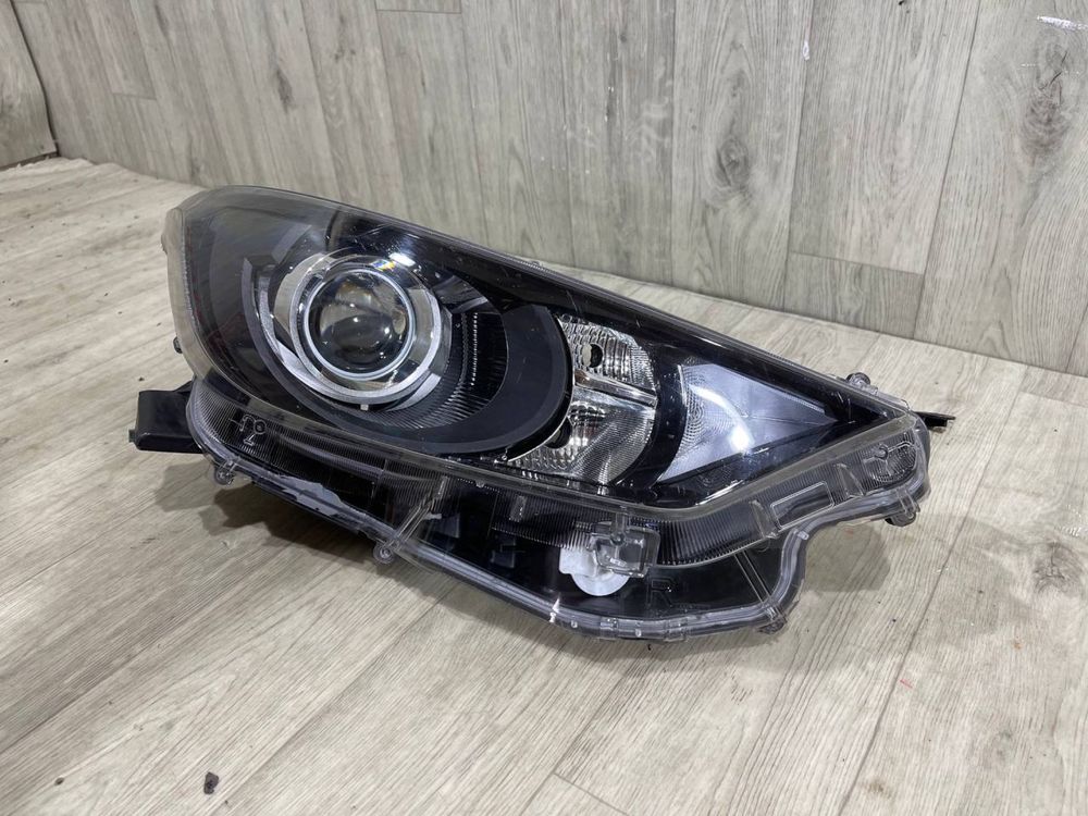 Фара передняя правая Toyota Yaris 4 [ 2020 2021 2022 2023 г.]
