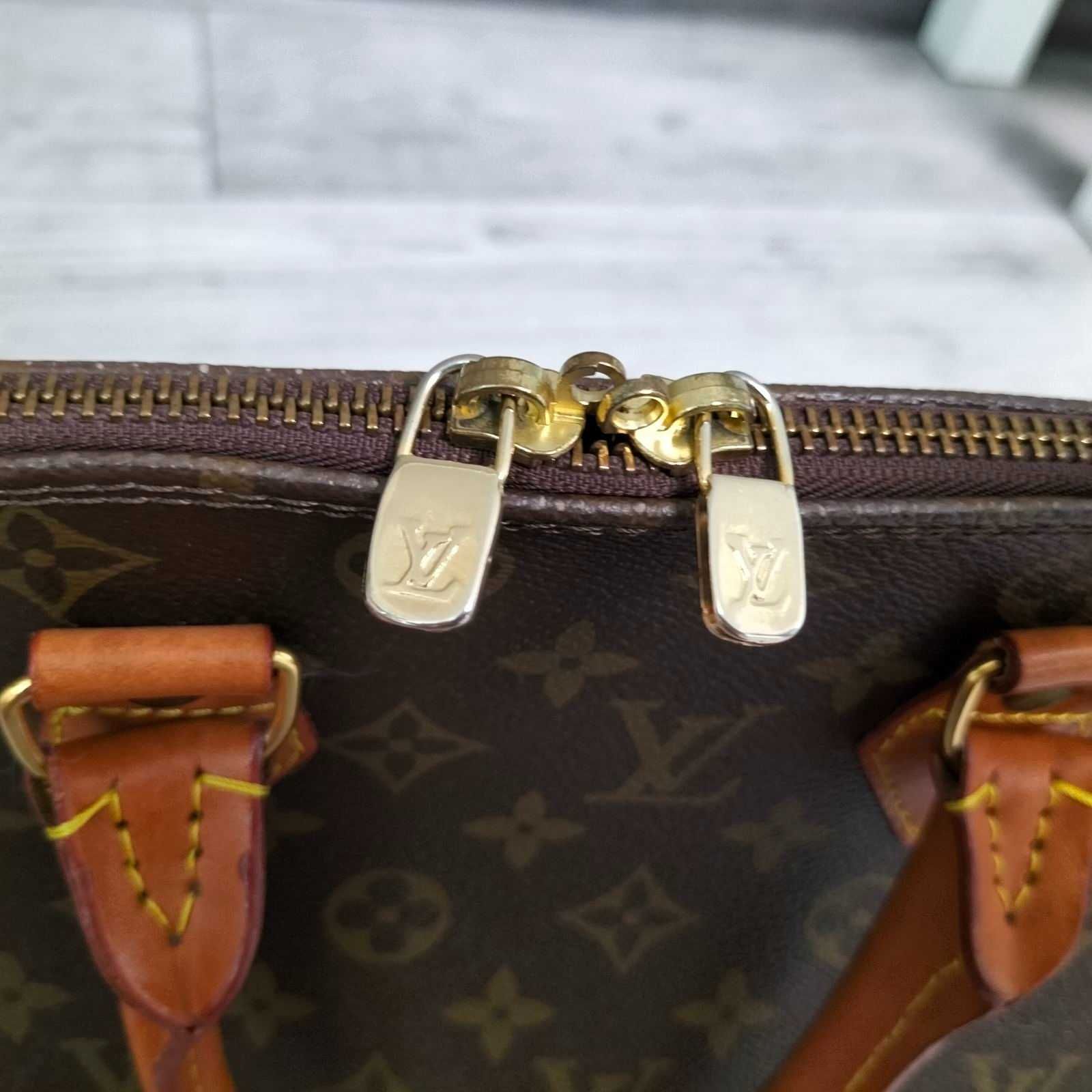 Шкіряна сумка Louis Vuitton.