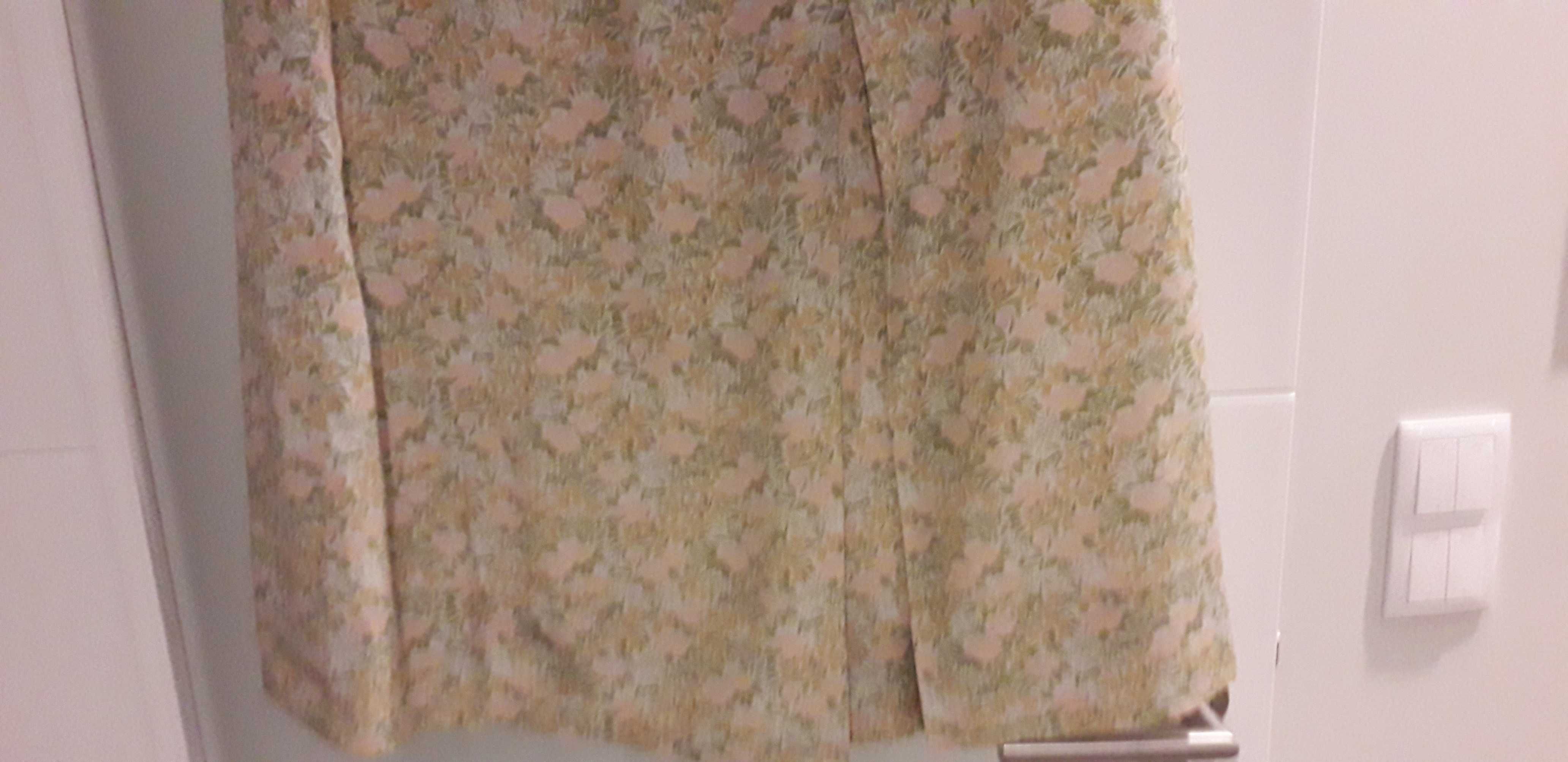 Fato Saia e blusa de manga comprimida, em Flores verde água e rosa