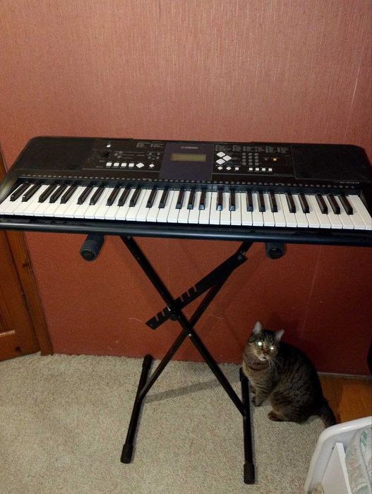 Продам синтезатор Yamaha psr E333
