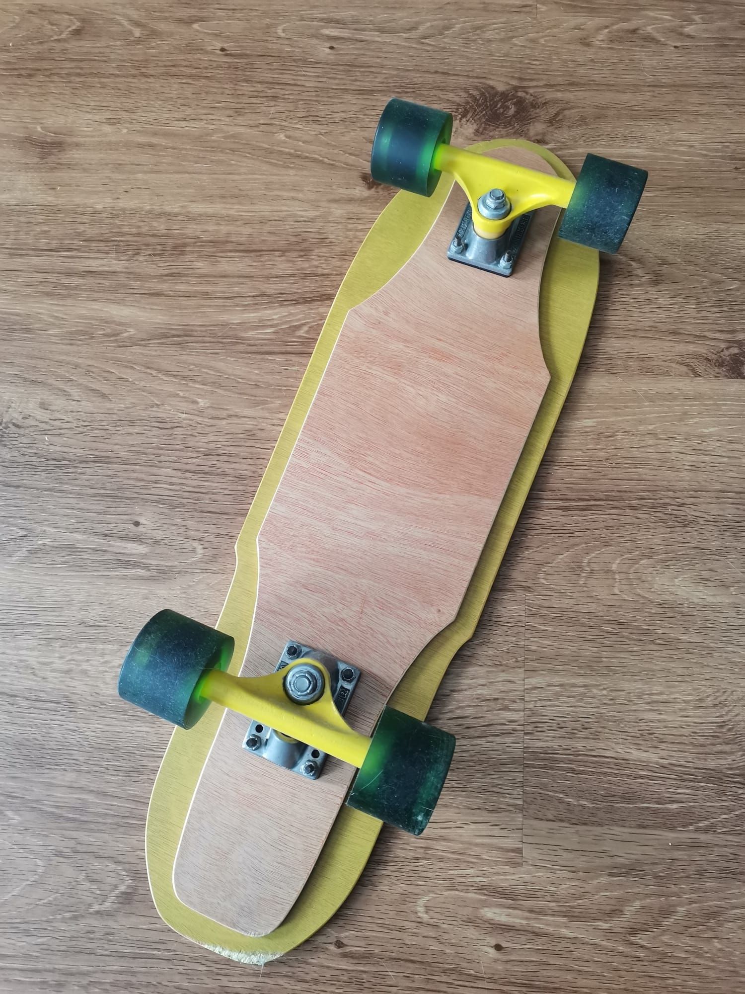 Skate em madeira praticamente novo