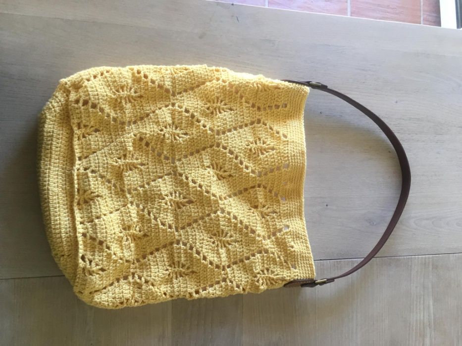 Mala em crochet feita à mão