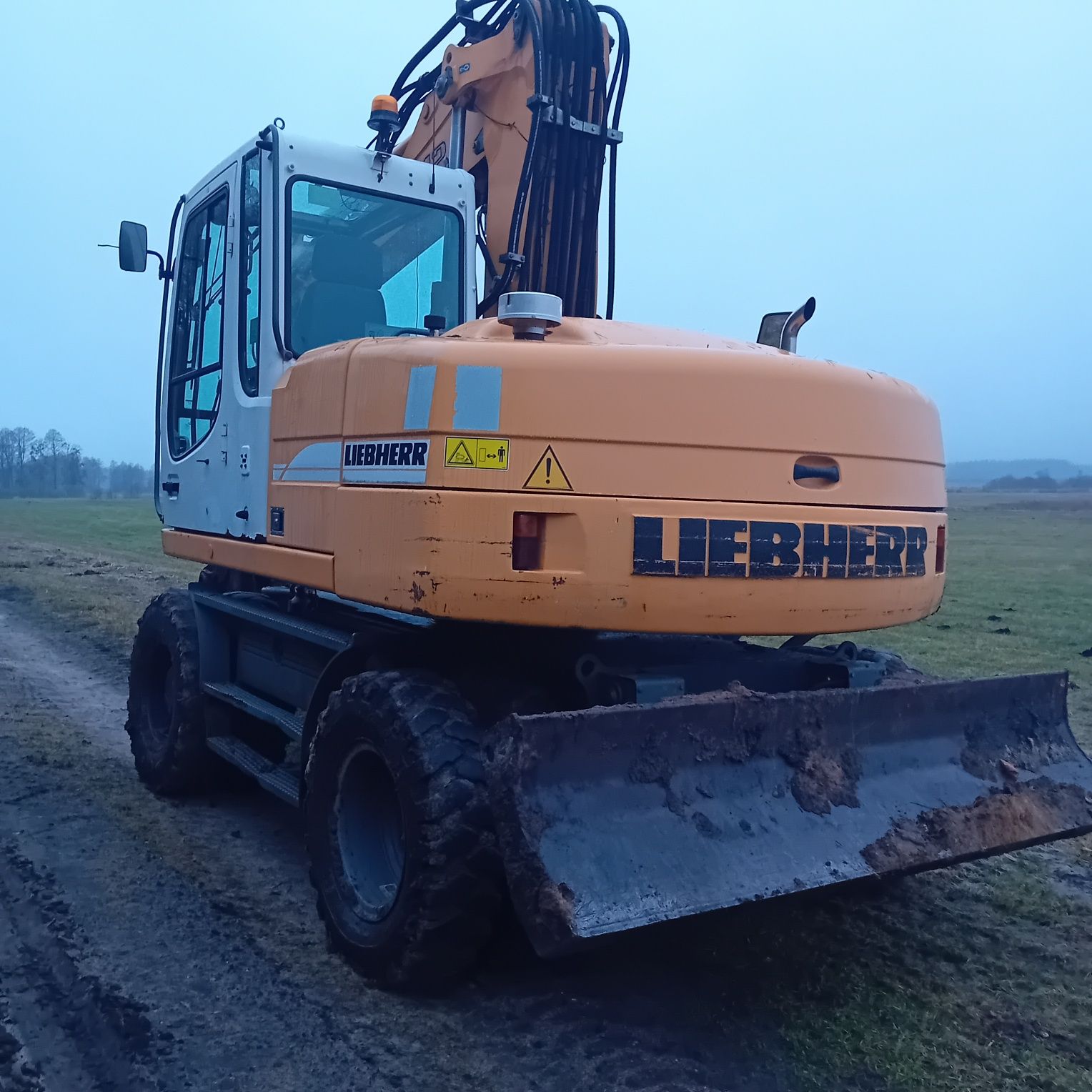 Koparka kołowa Liebherr 312 z rototiltem kpl narzędzi
