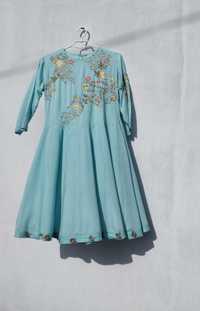 Красивое голубое платье с вышивкой M L