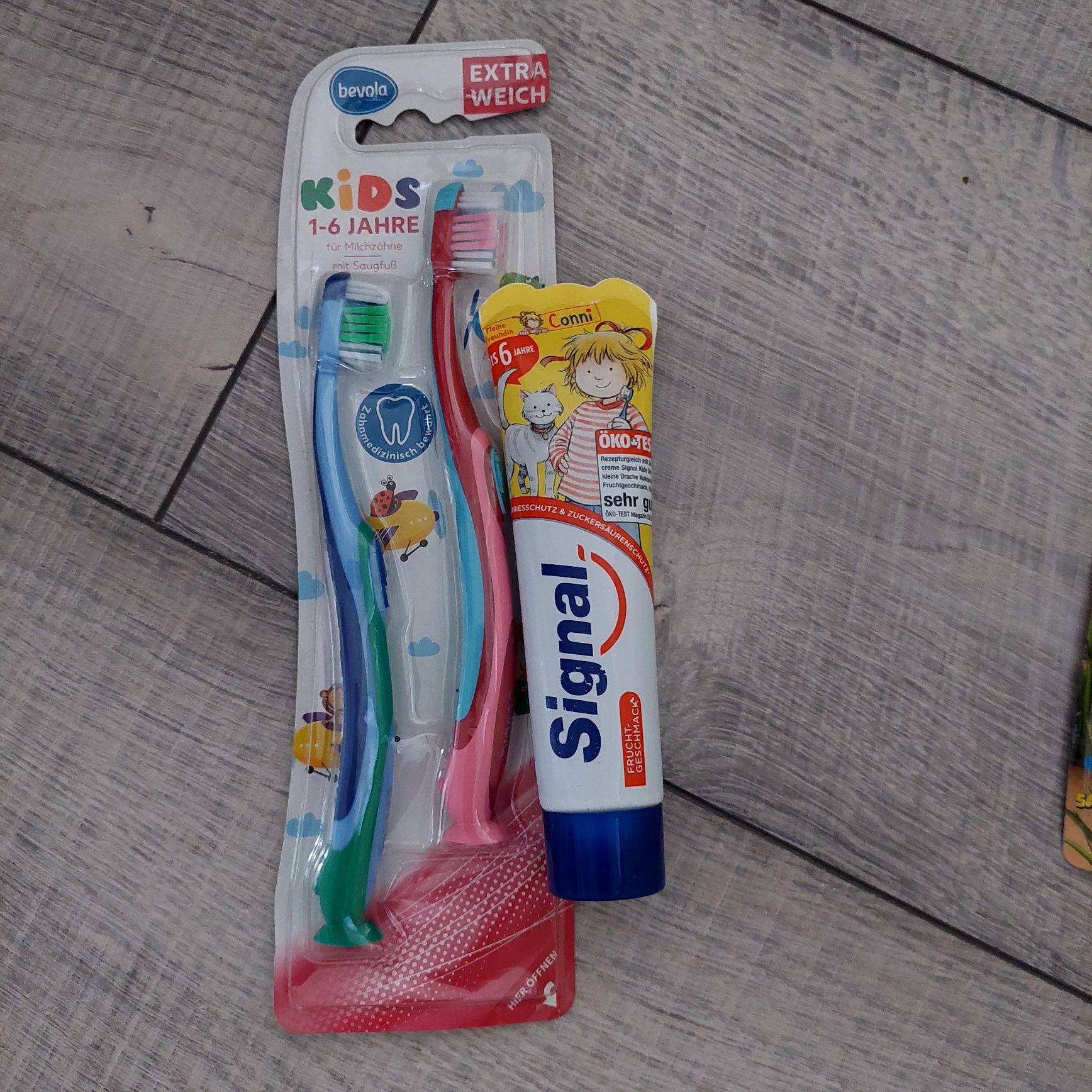 Зубні щітки та пасти для дітей