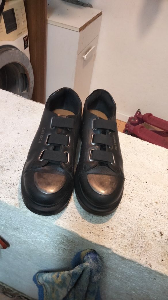 Sapatos pretos n42