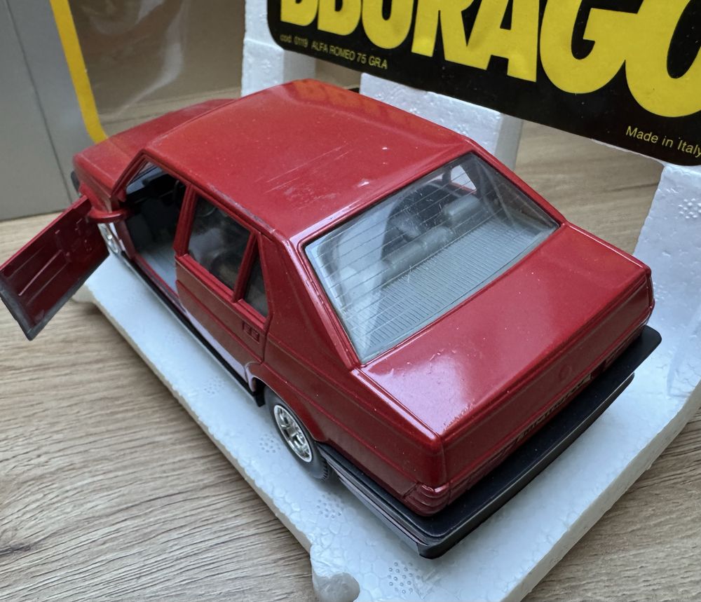 Model samochodu w skali 1:24 Alfa Romeo 75 Bburago Burago