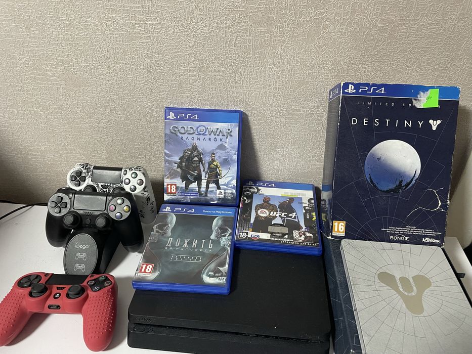 Playstation 4 slim 1 TB + 5 дисків + 3 геймпади (2 оригінальних)