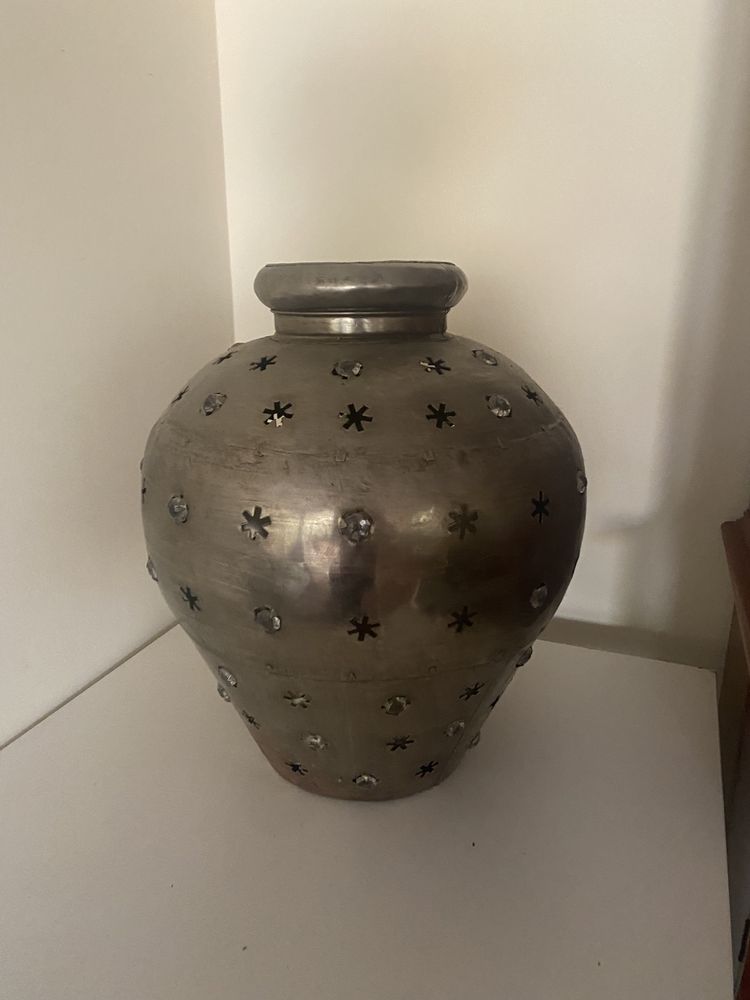 Decoração: Vendo grande jarrão decorativo com incrustações de pedras