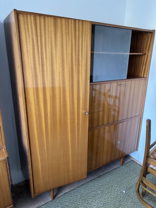 Meble z PRLu, dwa drewniane regały na nogach, fornir w połysku