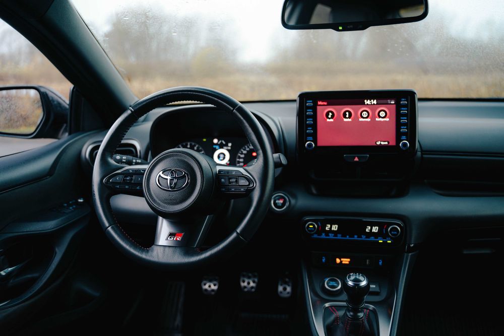 Wynajem Toyota GR Yaris Eventuri wypożyczalnia samochodów