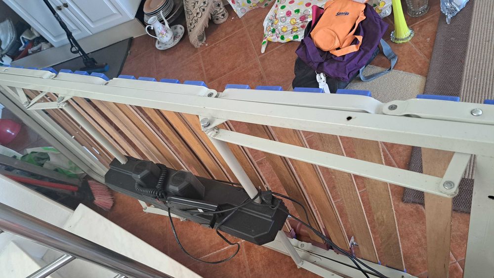 2 Estrados articulado elétrico com pés de enroscar.