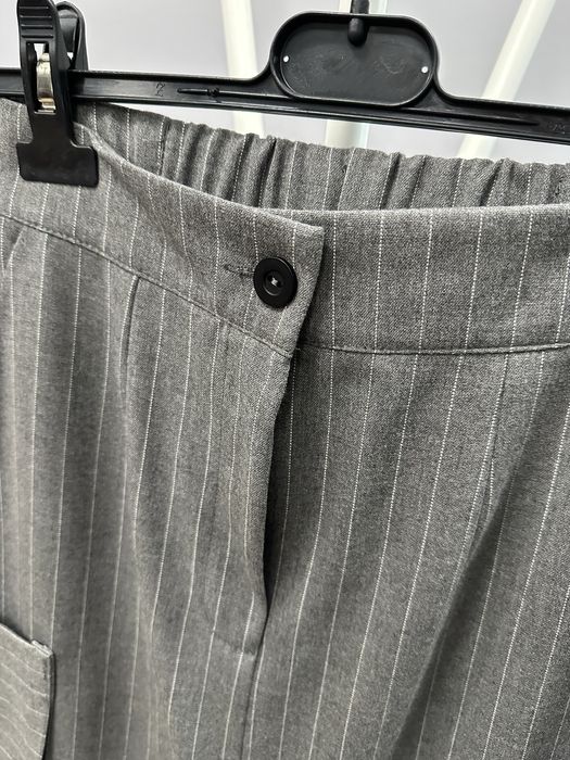 Spódnica ONE Fashion szara w prążek z rozcięciem z przodu rozmiar s