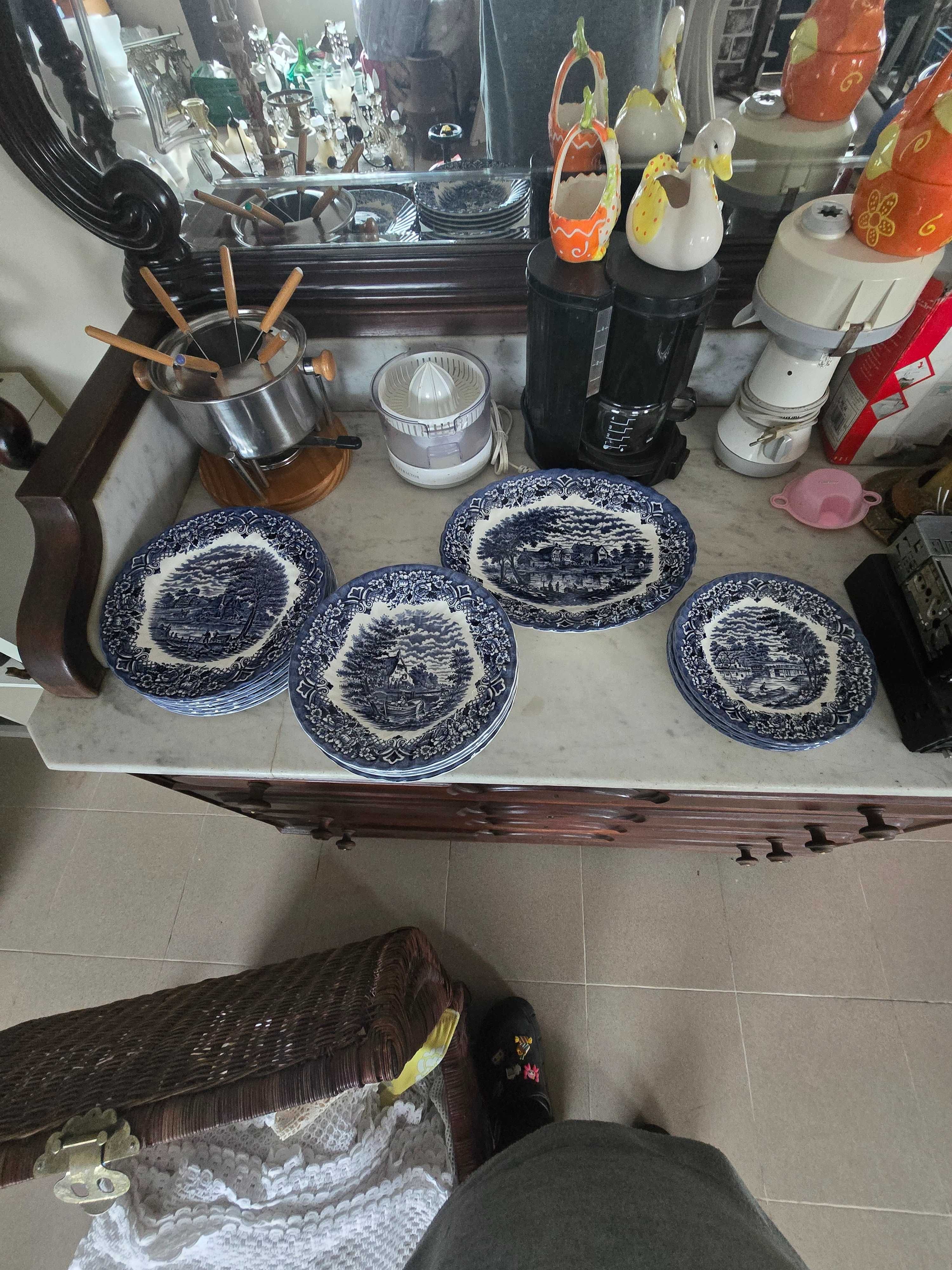 Conjunto de pratos marca Royal England