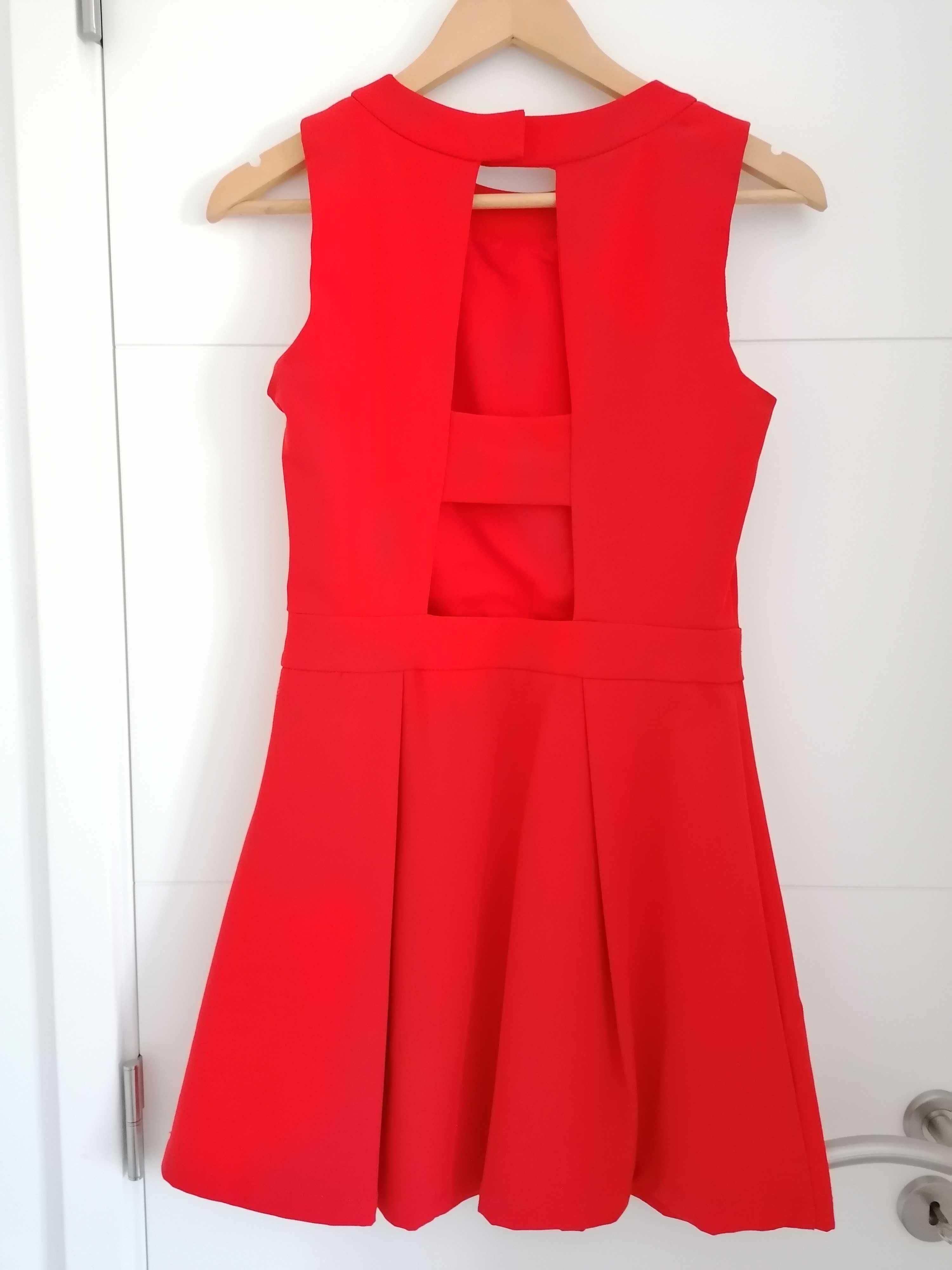 Vestido vermelho curto com aberturas nas costas