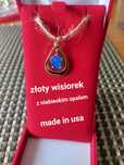 Złoty wisiorek z niebieskim opalem made in USA