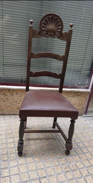 Cadeiras em madeira