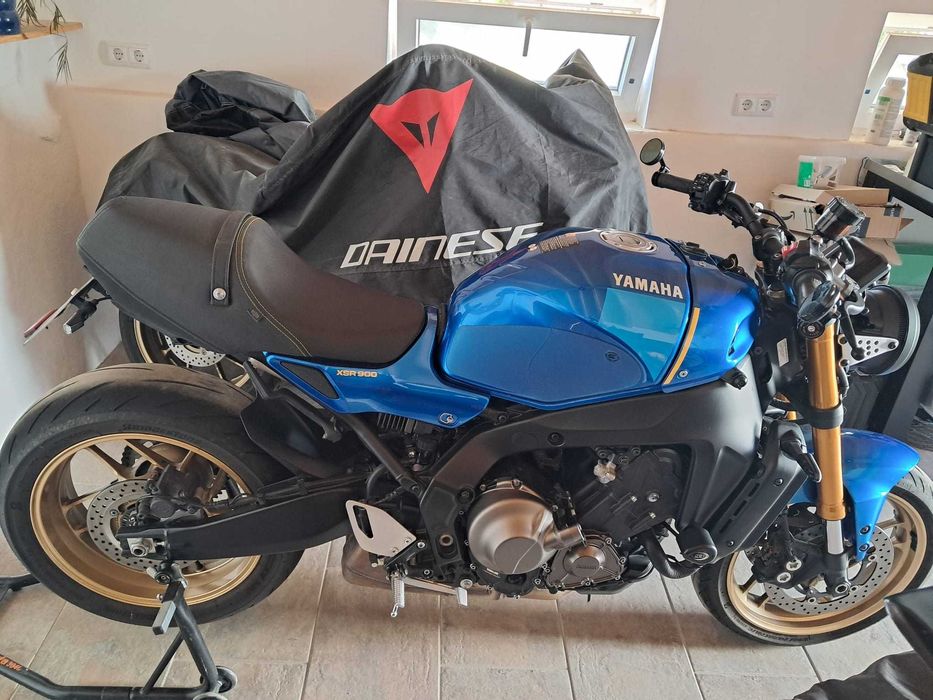 YAMAHA XSR 900 azul